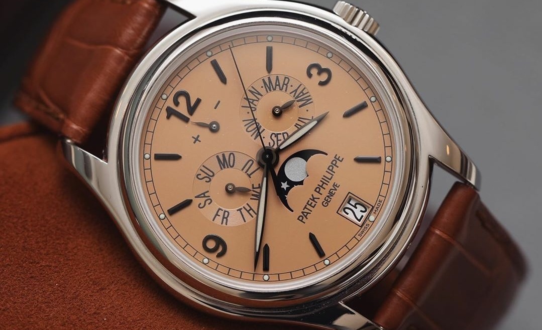Bracelet Montre en alligator sur une montre Patek Philippe Calendrier Annuel Cadran Saumon Ref 5450P