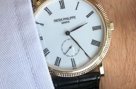 Bracelet de montre alligator noir ecaille carré pour montre Patek Philippe Calatrava Clous de Paris en or jaune.
