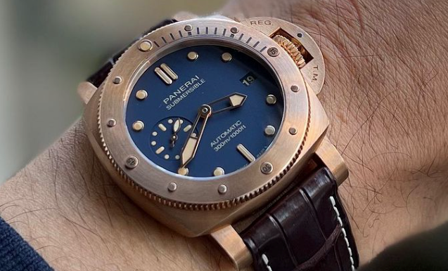 Bracelet de montre alligator marron pour la marque Panerai collection Submersible du modèle Bronze Cadran Bleu