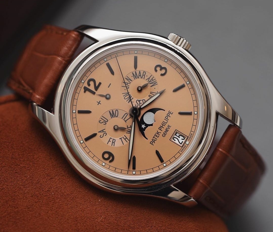 Bracelet Montre en alligator sur une montre Patek Philippe Calendrier Annuel Cadran Saumon Ref 5450P